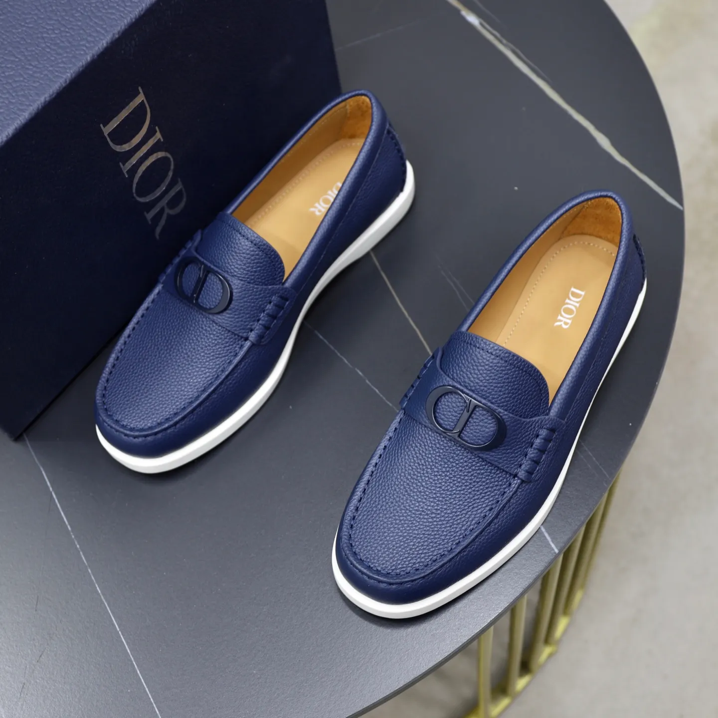 Ex-factory price: 560🙅‍♂️🙅‍♂️🙅‍♂️ Brand: Dior DIOR Standard code: Men's code 38/44 (45 can be customized) Grade: Same as the official website Material: Original cowhide stitching, cowhide lining, original TPU wear-resistant soft outsole Style categories: Leisure and sports version, footwear for driving, young fashion, European and American trends, British style Color: actual picture color
